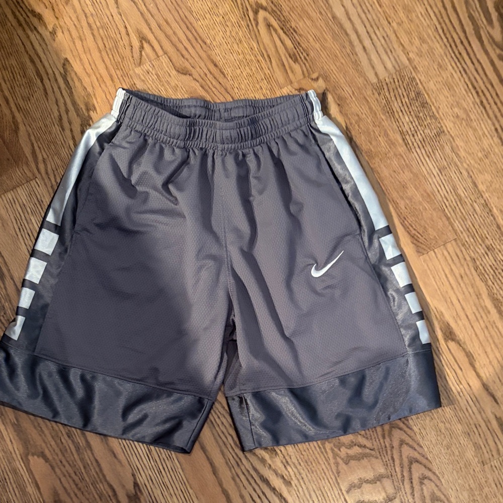 Nike dri-fit basketball shorts youth large